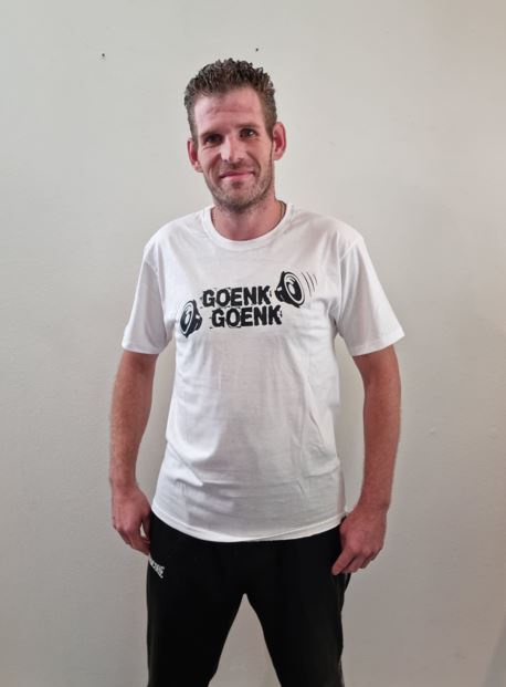 T-Shirt – Dubbel bedrukt – Goenk classic logo GoenkGoenk party kleding en merchandise